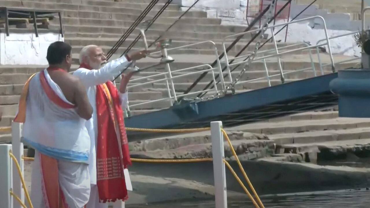 PM Modi offers prayers at Dashashwamedh Ghat (PTI Photo)