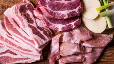 Raw Meat: While microwaving raw meat is not entirely prohibited, caution is warranted. Microwave cooking may not ensure even heat distribution, increasing the risk of bacterial contamination, particularly with chicken. Using a food thermometer to verify proper internal temperature is essential for safe consumption. (Image: Canva)