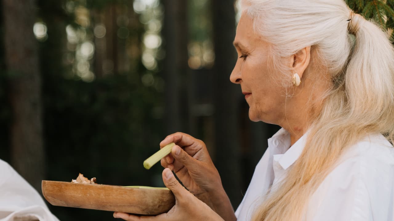 Menopause: Include yoghurt, oatmeal, green vegetables in your daily diet for relief, avoid spicy foods