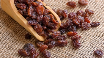 Raisins are rich in antioxidants, particularly phenols, which help fight free radicals. This protects the skin from damage and promotes a healthy, radiant complexion. (Image: Canva)