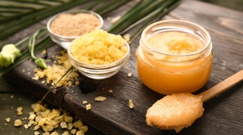 Home remedies for glowing skin: Try the sugar scrub. The sugar granules act as a gentle exfoliant, while olive oil or honey provides deep moisture (Image: Canva)