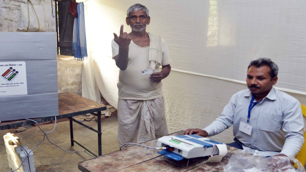 Hajipur: An elderly voter shows his finger marked with indelible ink after casting his vote for the fifth phase of Lok Sabha elections, in Hajipur, Monday, May 20, 2024. (PTI Photo)(PTI05_20_2024_000039B)