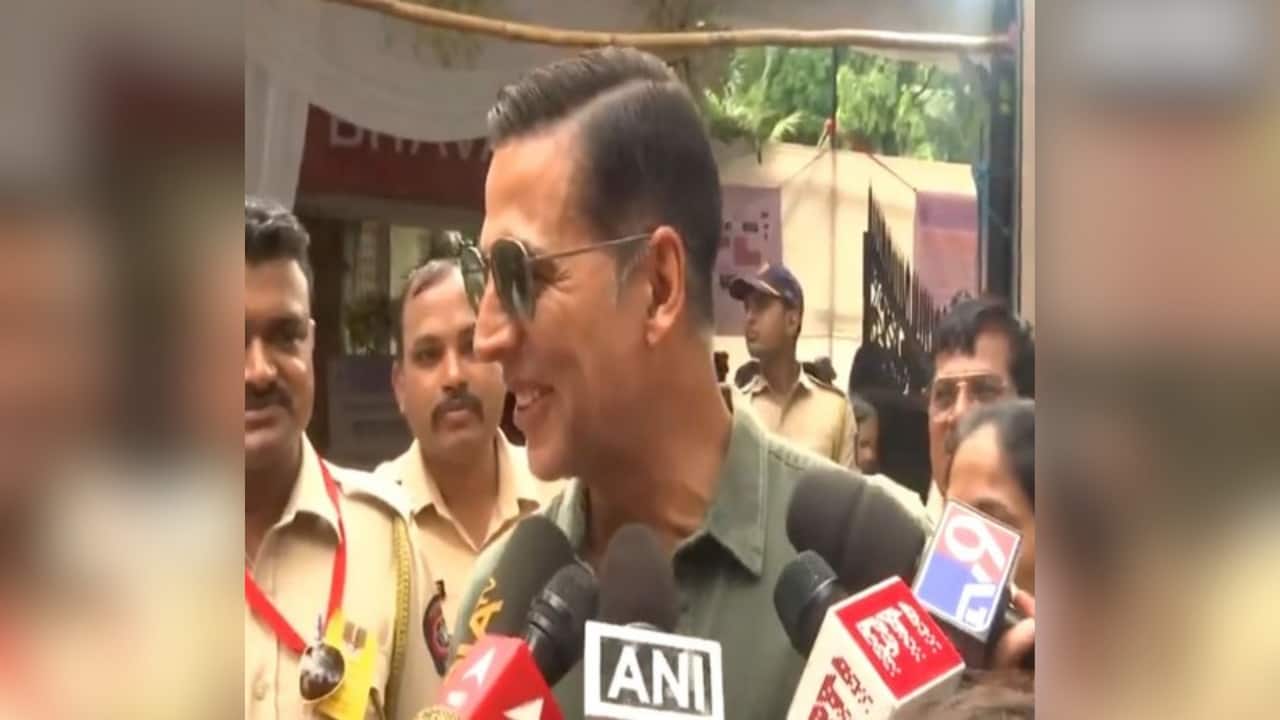 Akshay Kumar casts his vote