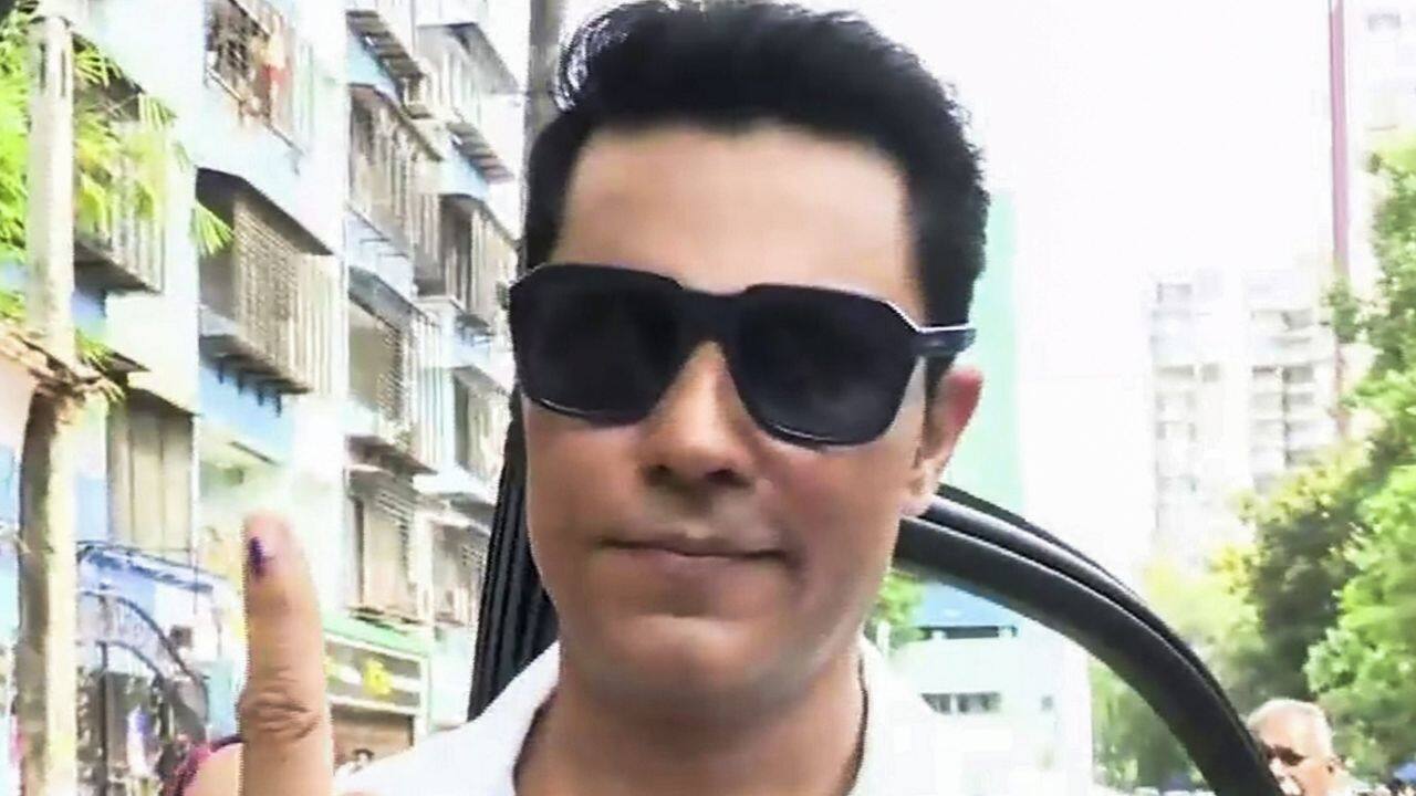 Bollywood actor Randeep Hooda shows his inked finger after casting his vote during the fifth phase of Lok Sabha elections, in Mumbai, Monday. (PTI)