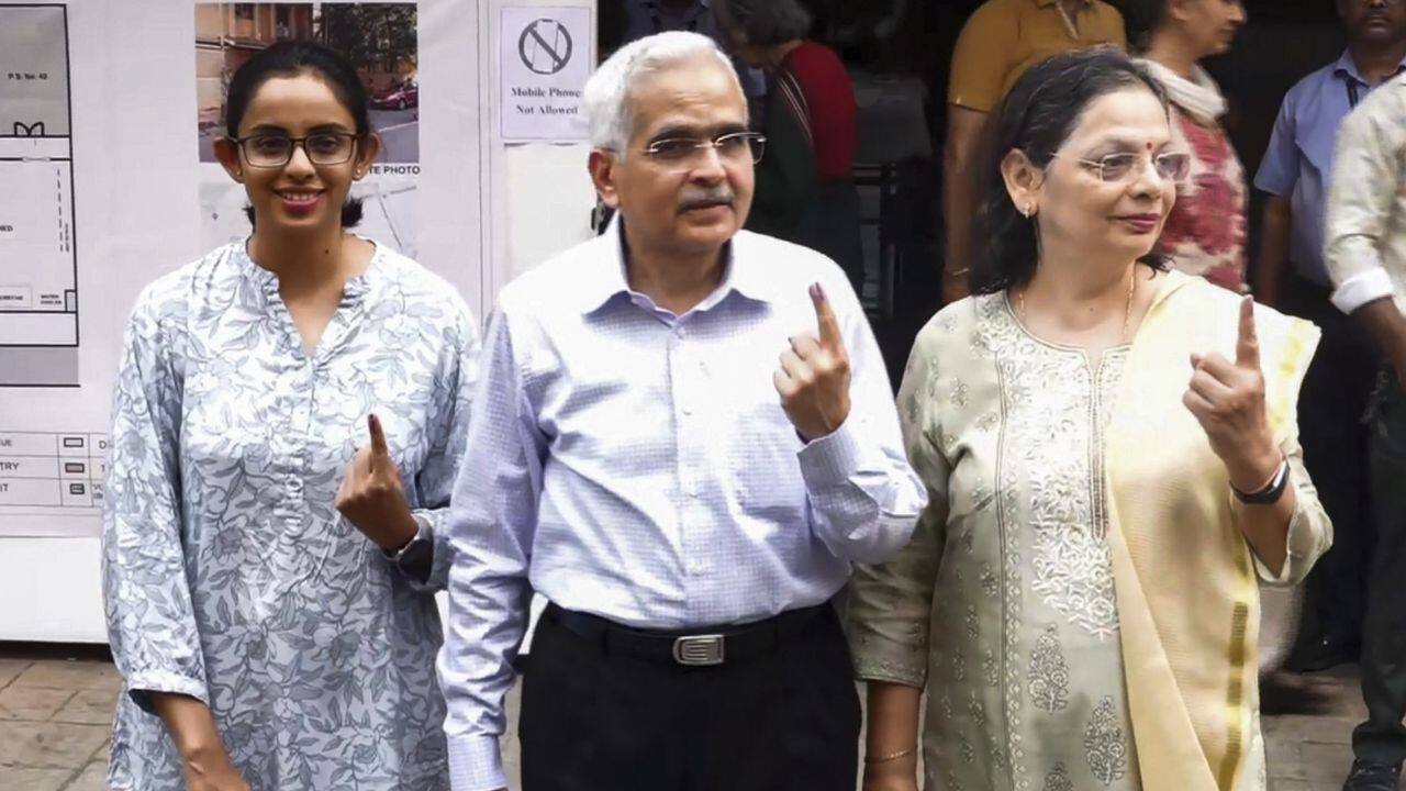 RBI Governor Shaktikanta Das shows his inked finger after casting his vote during the fifth phase of Lok Sabha elections, in Mumbai, Monday, May 20, 2024.(Image Source: ANI)