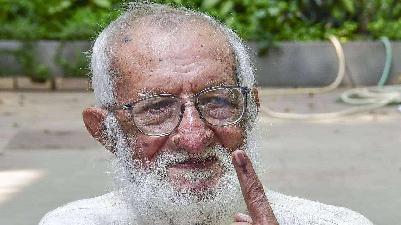 Freedom fighter GG Parikh shows his finger marked with indelible ink after casting vote for the fifth phase of Lok Sabha elections, in Mumbai, Monday, May 20, 2024. (PTI Photo)