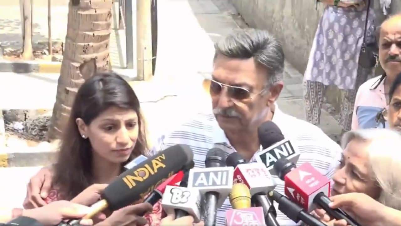 Lok Sabha Elections 2024: Here's what Actor Suresh Oberoi said after casting his vote in Juhu, Mumbai. &quot;I want to say that everyone should vote with family. It is our duty. Passport, mobile phone, Aadhaar Card should not be given to people who don't vote. Please vote for your future.&quot; (Image Source: PTI)