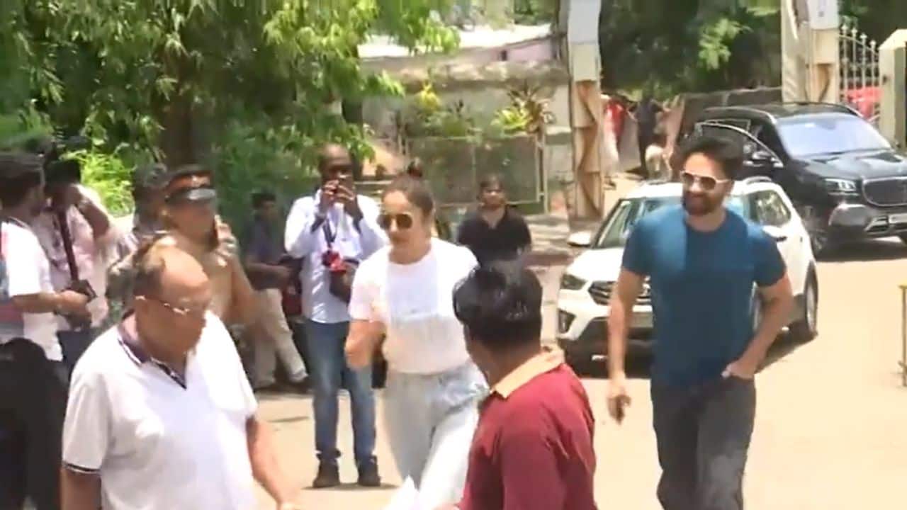 Actors Jackky Bhagnani and his wife actor Rakul Preet Singh show their inked fingers after casting votes at a polling station in Mumbai, for the fifth phase of #LokSabhaElections2024 (Image Source: ANI)