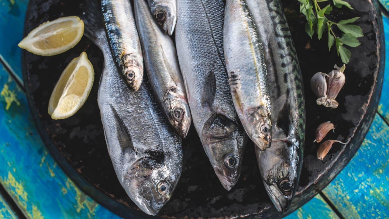 Benefits of fatty fish: Omega-3 fatty acids in fatty fish help regulate neurotransmitters and reduce inflammation, which can have a positive effect on mood (Image: Canva)