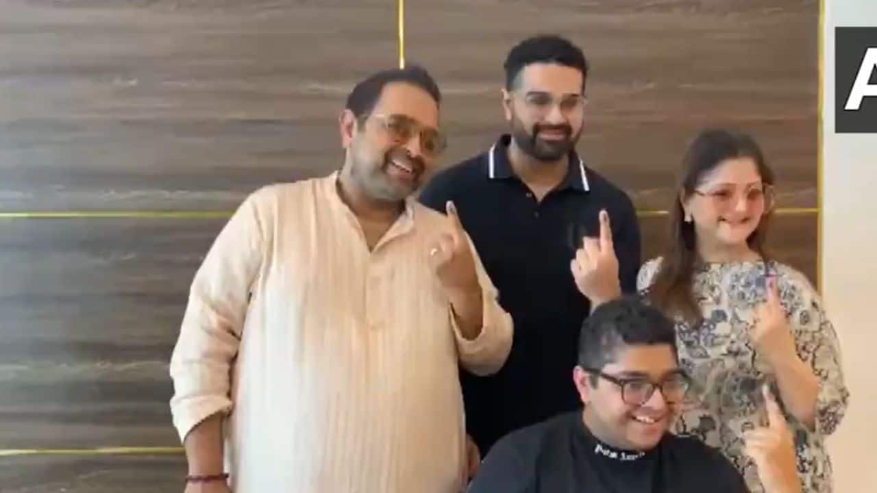 Mumbai: Singer &amp; music composer Shankar Mahadevan casts vote along with his family for the #LokSabhaElections2024. (Image Source: ANI)