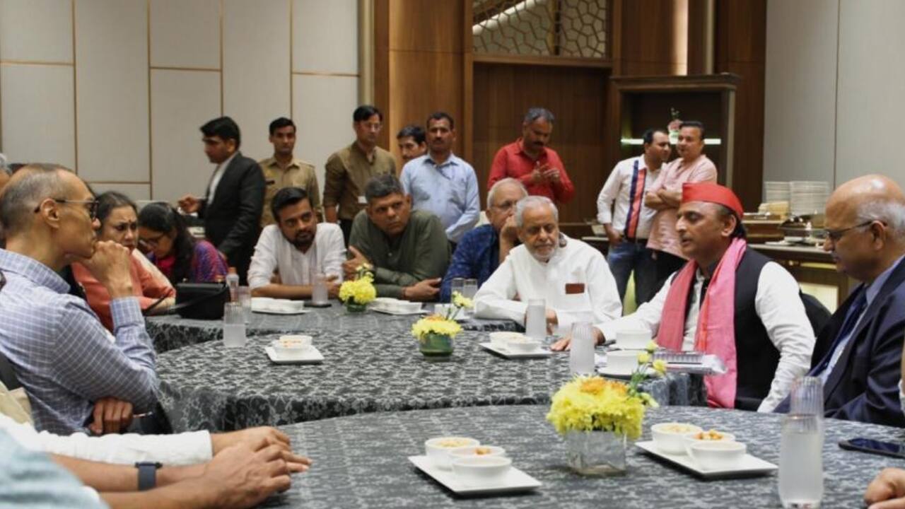 Akhilesh Yadav meeting with Network18 &quot;election yatris&quot; in Lucknow