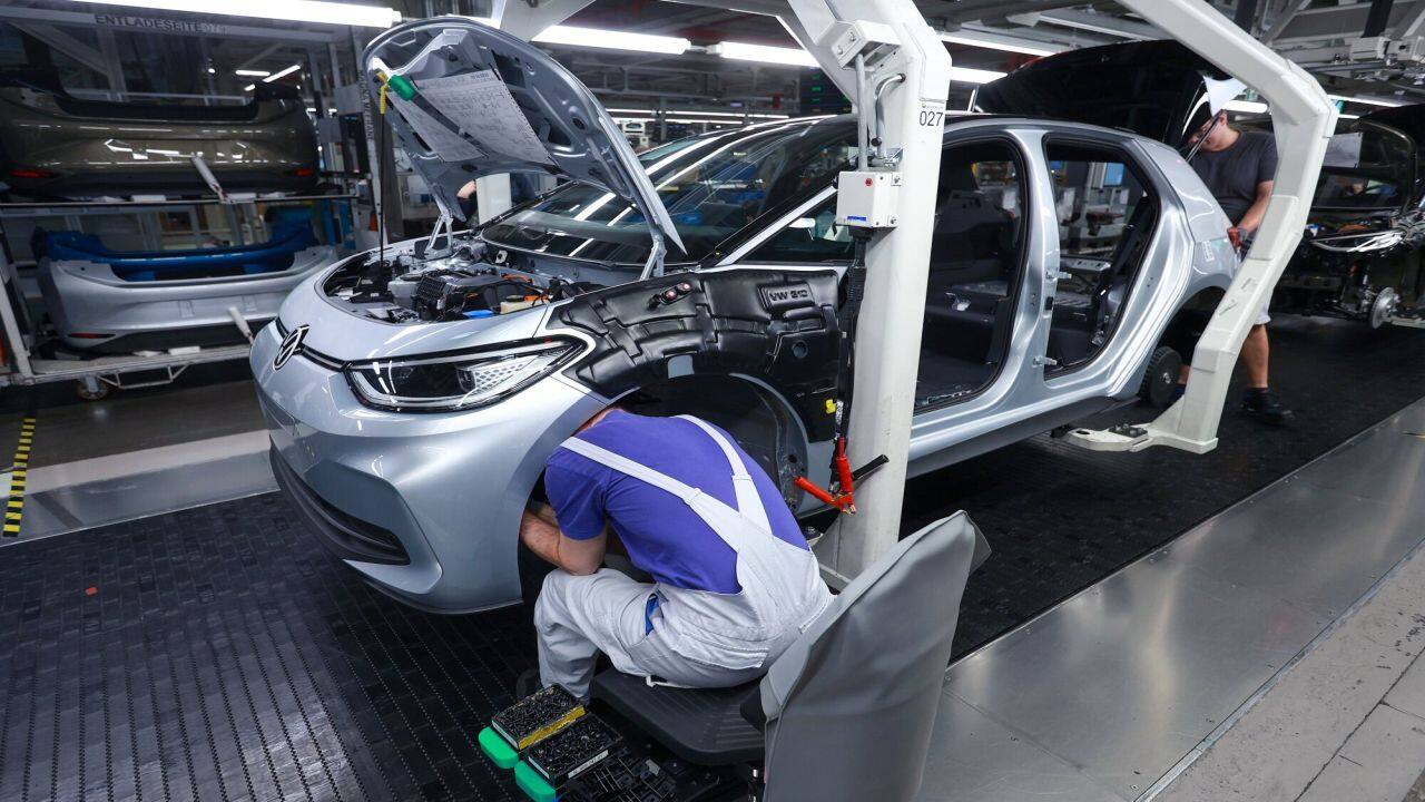 China hints at 25% levy on US, EU cars as probe deadline looms