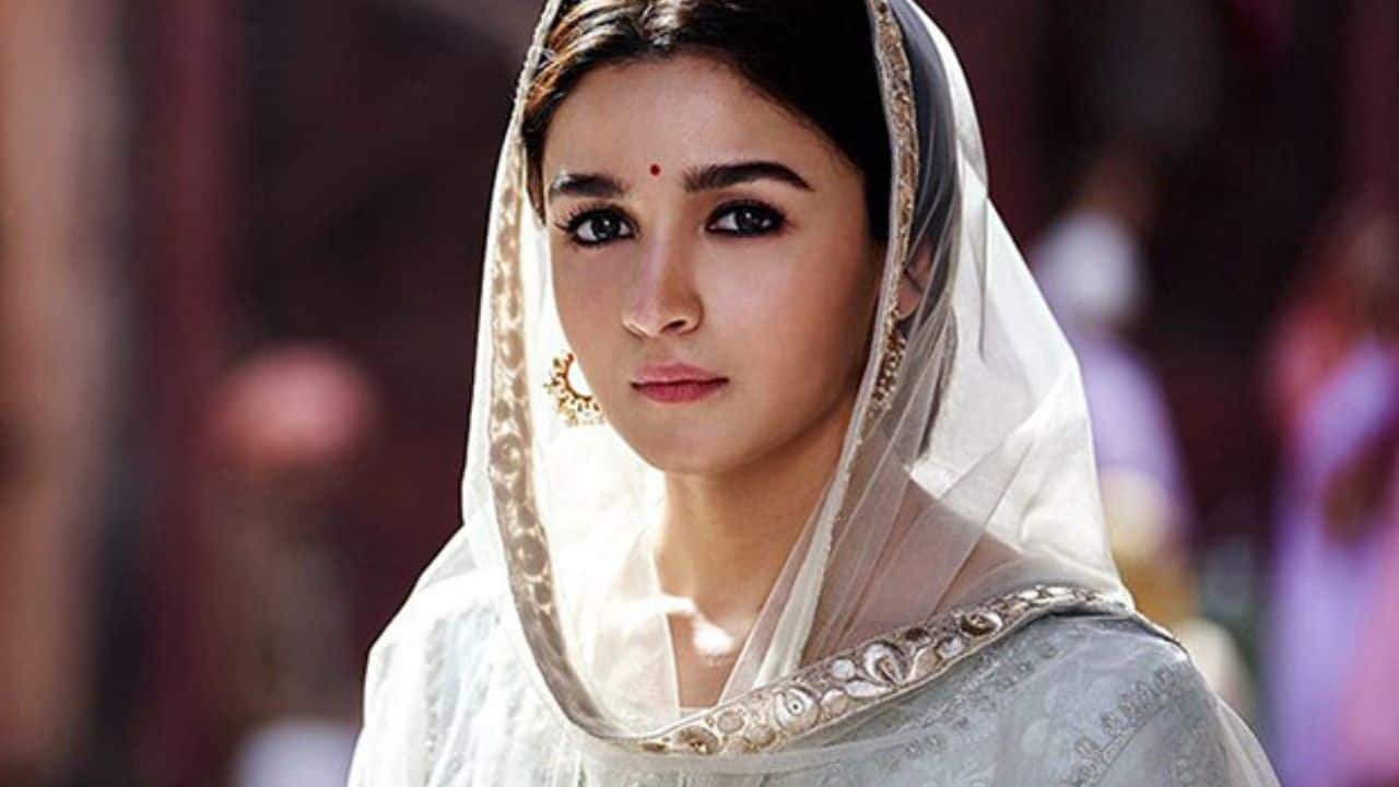 Alia Bhatt's performance on 'Ghar More Pardesiya' from 'Kalank' gets a special mention by The Academy