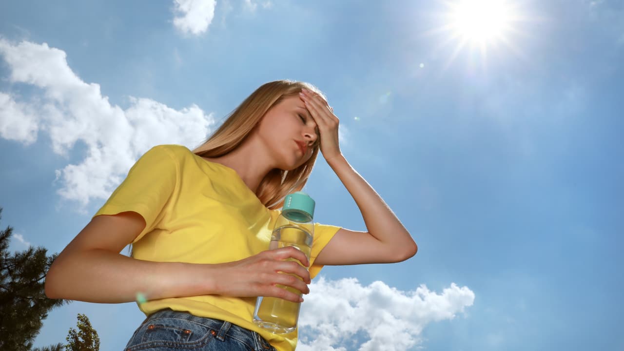 Heatstroke causes, symptoms: Hydration and sunburn protection are some preventive measures