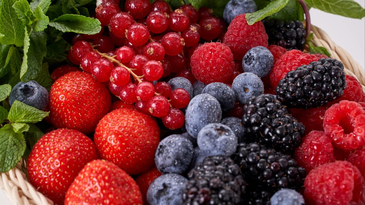 4. Berries Benefits: Antioxidants: Berries like blueberries, strawberries, and blackberries are high in antioxidants such as vitamin C and other phytochemicals. These compounds protect the brain from oxidative stress and inflammation. Cognitive Function: The antioxidants in berries may improve cognitive function and memory by enhancing brain signaling pathways and reducing oxidative damage. (Image: Canva) 4. Berries Benefits: Antioxidants: Berries like blueberries, strawberries, and blackberries are high in antioxidants such as vitamin C and other phytochemicals. These compounds protect the brain from oxidative stress and inflammation. Cognitive Function: The antioxidants in berries may improve cognitive function and memory by enhancing brain signaling pathways and reducing oxidative damage. (Image: Canva)