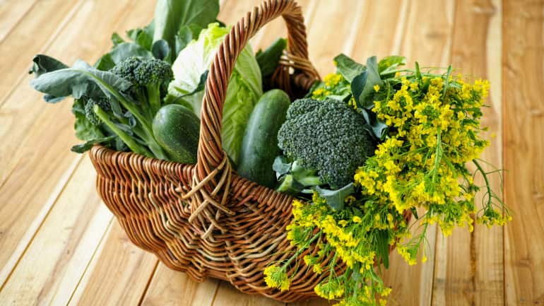 Eating seasonal vegetables is not just about enjoying fresh produce, rather it is about aligning your diet with what nature brings for your health. According to multiple studies, seasonal vegetables have higher nutritional value because they are harvested at their peak ripeness. This ensures that they are packed with vitamins, minerals, and antioxidants. Furthermore, consuming seasonal produce supports local agriculture and reduces carbon footprints, thus promoting environmental health. Here are 5 summer vegetables that can transform both your meals and wellness: (Image: Canva)