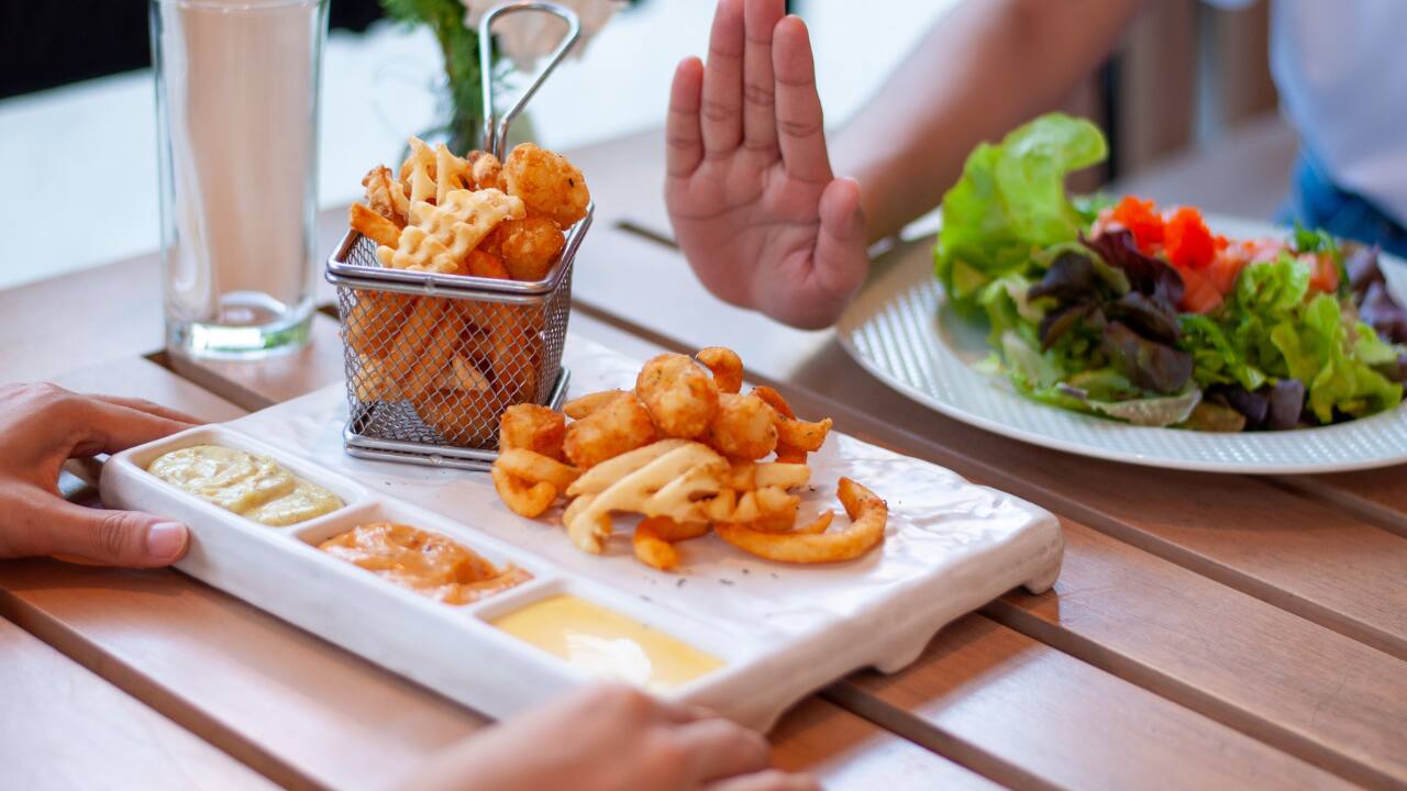 Foods and Drinks to Avoid It is important to avoid or limit foods and drinks that can worsen anxiety, such as those high in sugar and fat, refined carbohydrates, and caffeine. These substances can increase anxiety symptoms and negatively affect mood. Artificial sweeteners and sodas should also be consumed sparingly. (Image: Canva)