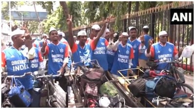 Mumbai dabbawalas sport Team India jerseys ahead of Men's T20 cricket World Cup. Watch