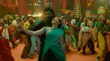 Also seen in the lyrical video is Ganesh Hegde, who is teaching the dance moves, especially the hand gesture of Allu's character Pushpa in the movie.