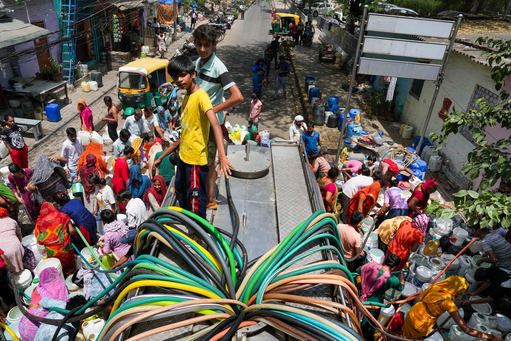 New Delhi: Residents collect drinking water from a tanker amid ongoing water crisis at Vivekananda Colony, Chanakyapuri, in New Delhi, Thursday, May 30, 2024. (PTI Photo/Atul Yadav) (PTI05_30_2024_000059B)