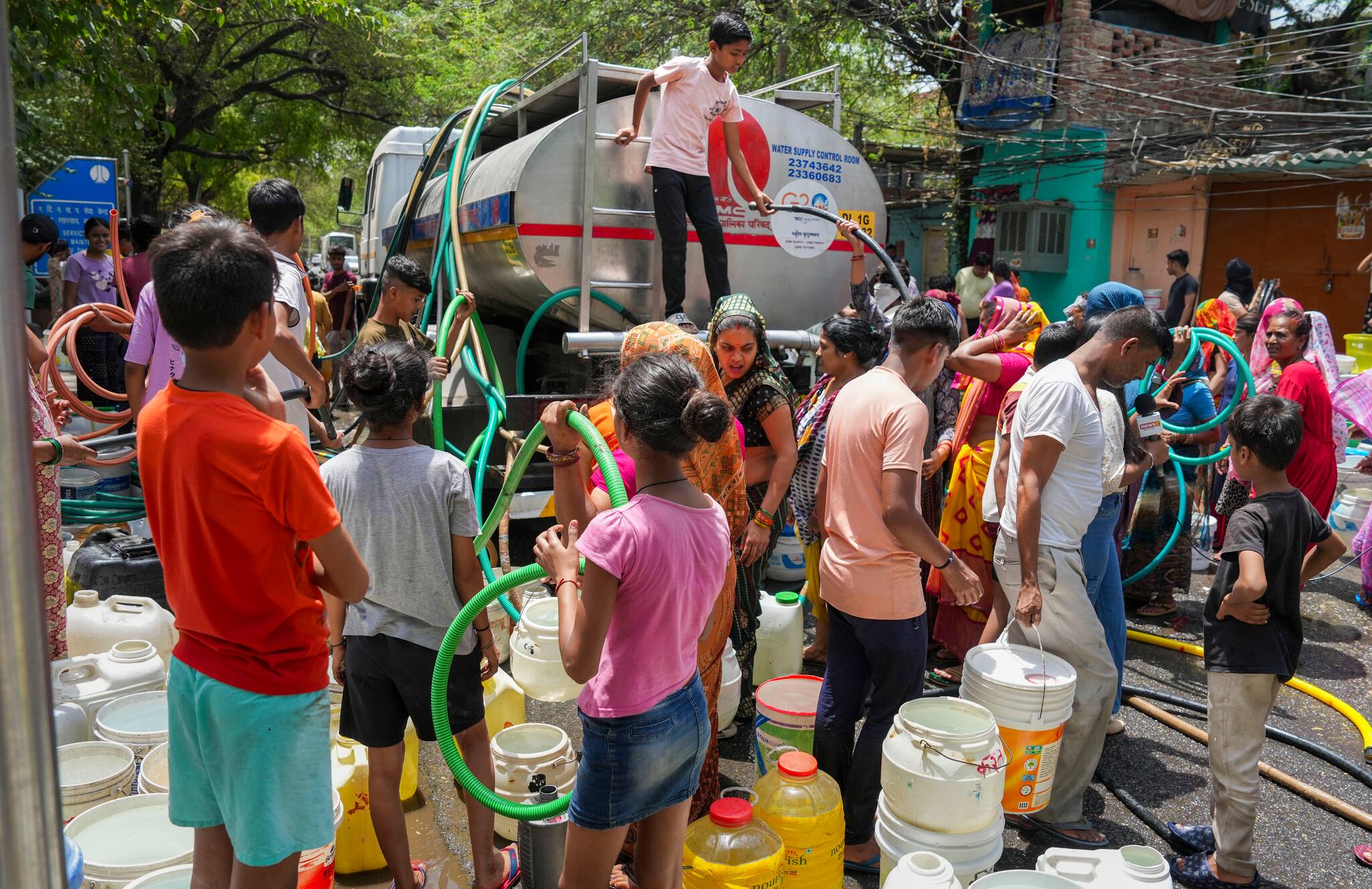 New Delhi: Residents collect drinking water from a tanker amid ongoing water crisis at Vivekananda Colony, Chanakyapuri, in New Delhi, Thursday, May 30, 2024. (PTI Photo/Atul Yadav) (PTI05_30_2024_000054B)