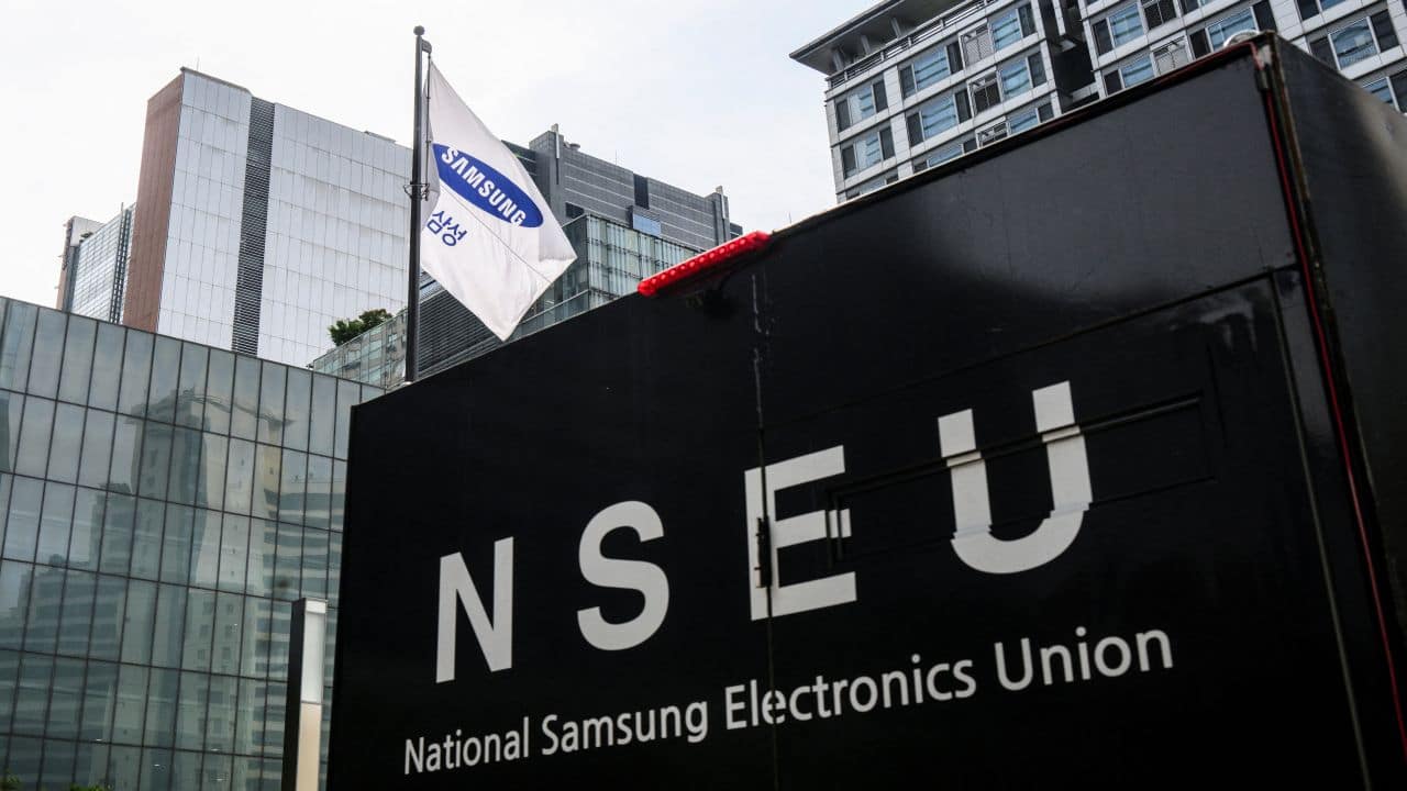 The National Samsung Electronics Union (NSEU), which has about 28,000 members, or more than a fifth of the company's total workforce, has said it will stop work for a day as part of broader protest measures.