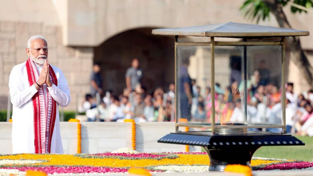 Prime Minister Modi honored Mahatma Gandhi to start the day by paying tribute at Rajghat and also gave tributes to the late Prime Minister Atal Bihari Vajpayee at Sadaiv Atal Prime Minister Modi honored Mahatma Gandhi to start the day by paying tribute at Rajghat and also gave tributes to the late Prime Minister Atal Bihari Vajpayee at Sadaiv Atal