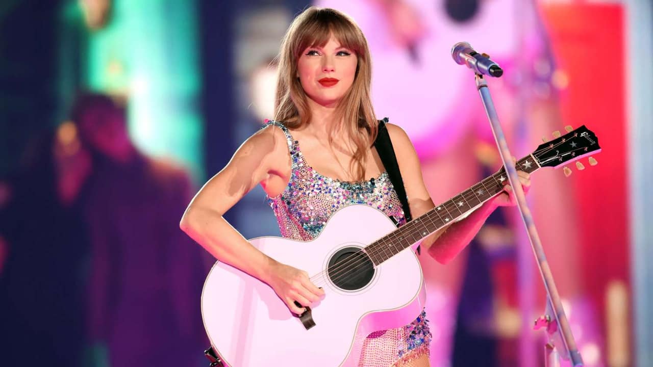 Taylor Swift swiftly responds to help a fan in distress during her latest concert