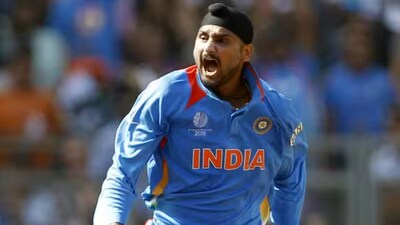 Harbhajan Singh launches attack on ex-Pakistan cricketer.