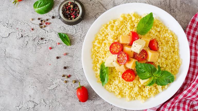 Proso millet: It is rich in protein, fibre, magnesium, phosphorus, and iron. It has a low glycemic index, which assists in controlling blood sugar levels. The high fibre content aids digestion and promotes fullness, which can help with weight management. Additionally, its antioxidants reduce oxidative stress and inflammation, supporting good health (Image: Canva)