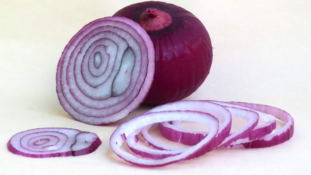 Health benefits of raw onions: Control blood sugar levels, keep heart healthy, fight cancer