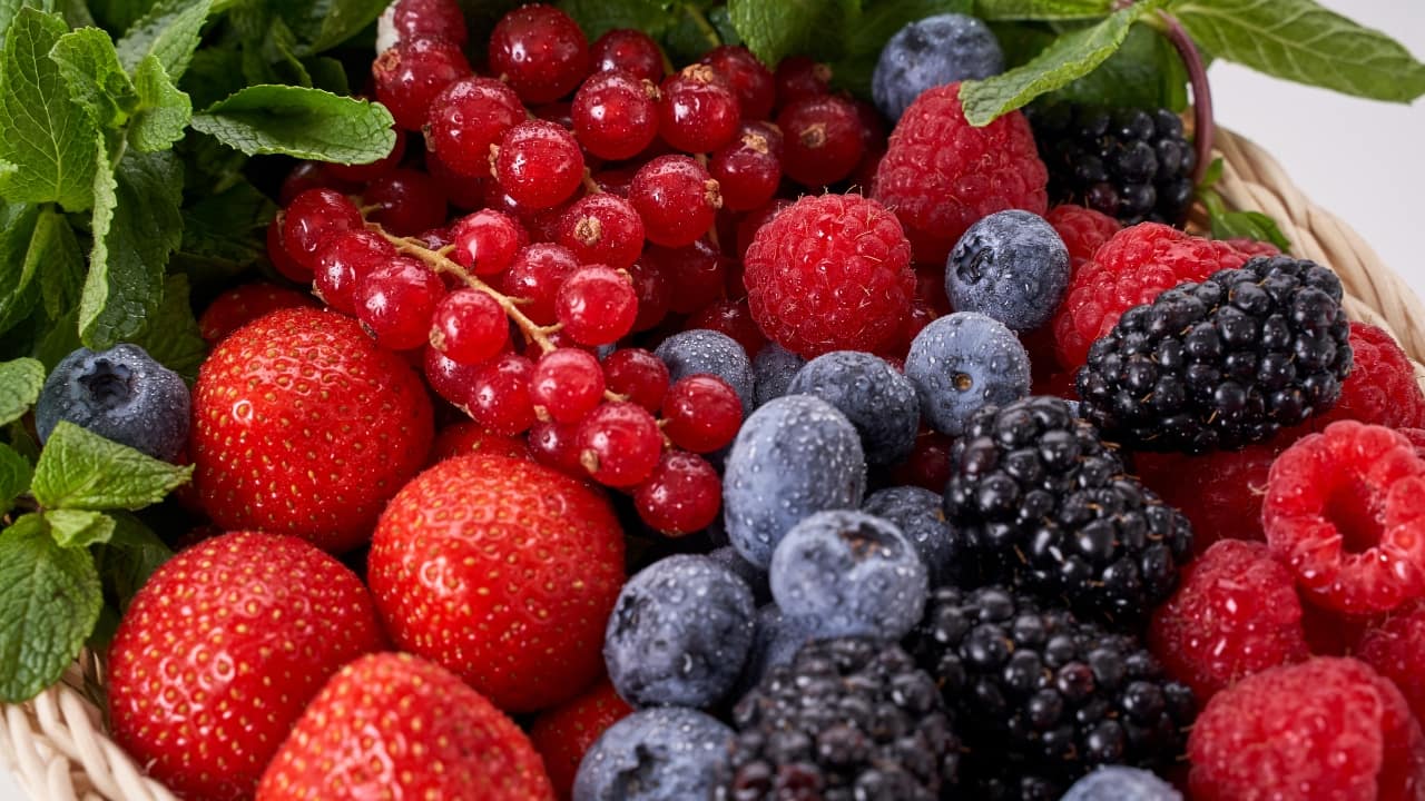 Health benefits of berries: Blueberries, strawberries, and raspberries are packed with antioxidants and fiber. These nutrients help reduce oxidative stress and inflammation (Image: Canva)