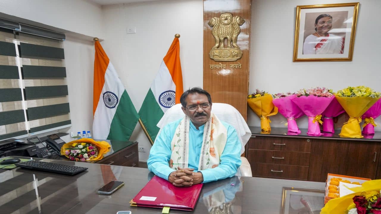 New Delhi: Minister of State for Road Transport Harsh Malhotra assumes office at Transport Bhavan, in New Delhi, Wednesday, June 12, 2024. (PTI Photo/Shahbaz Khan) (PTI06_12_2024_000089B) *** Local Caption ***