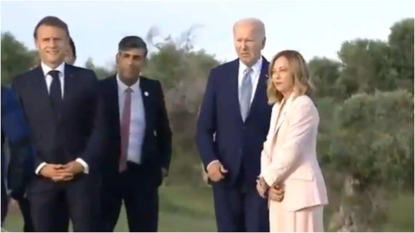 Tổng thống Hoa Kỳ Joe Biden đi lang thang trong bức ảnh nhóm tại hội nghị thượng đỉnh G7, Thủ tướng Ý hướng dẫn ông. Xem