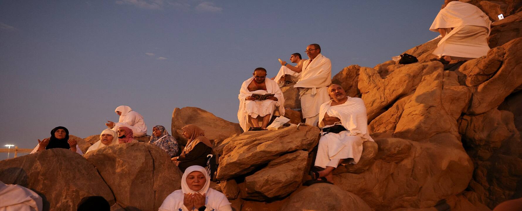Muslim pilgrims gather at Mount of Mercy on the plain of Arafat during the annual haj pilgrimage, outside the holy city of Mecca, Saudi Arabia (Reuters Photo)