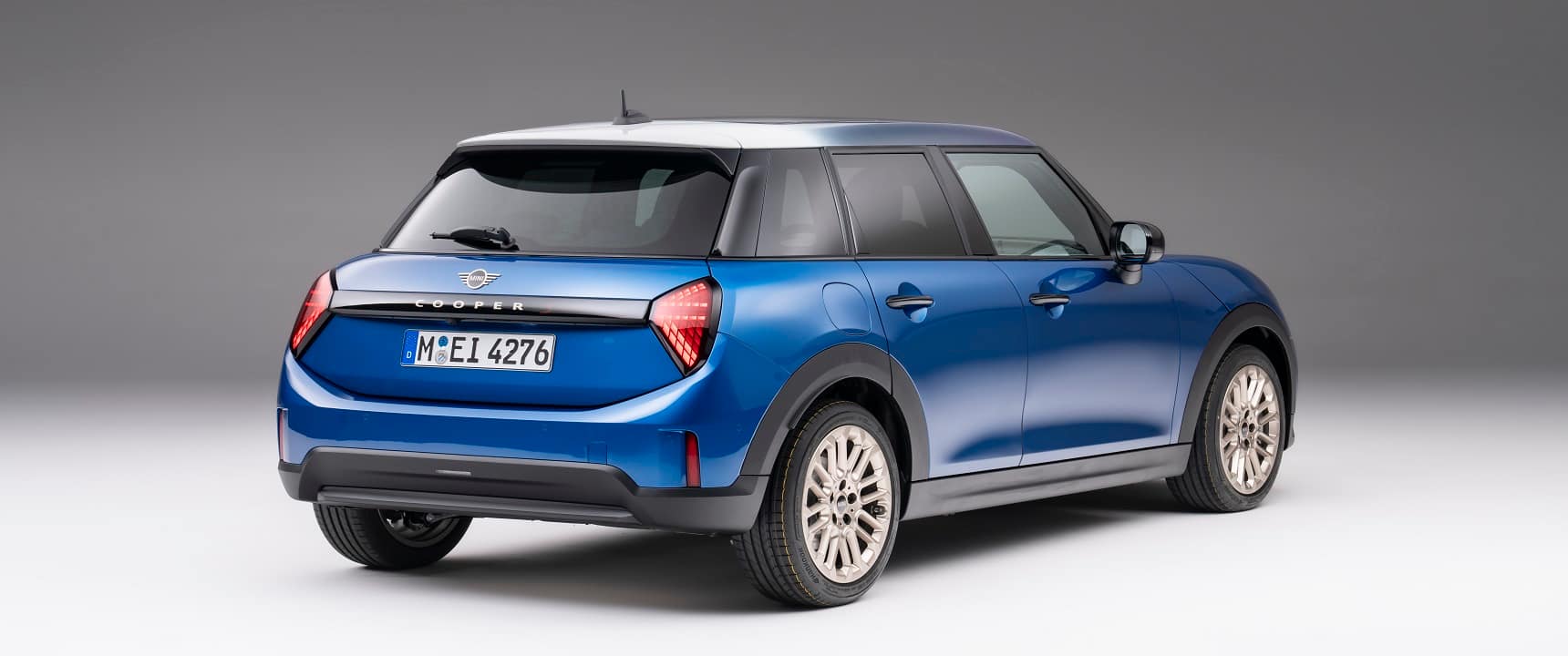 The new MINI aesthetic continues at the rear with clear surfaces and flush-fitting taillights. The vertically aligned LED clusters are reminiscent of the classic MINI lights 