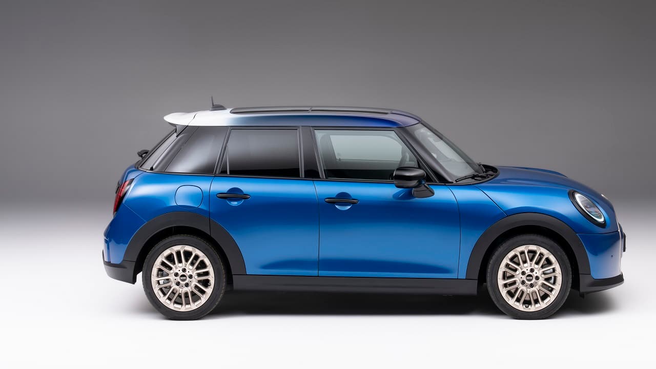 The generous space in the front seats and the clean lines give the cockpit a modern and airy look. 