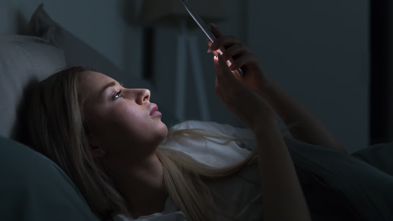 Cell phone blindness: Reduce risk with regular eye check-ups, limiting screen time, eye exercise