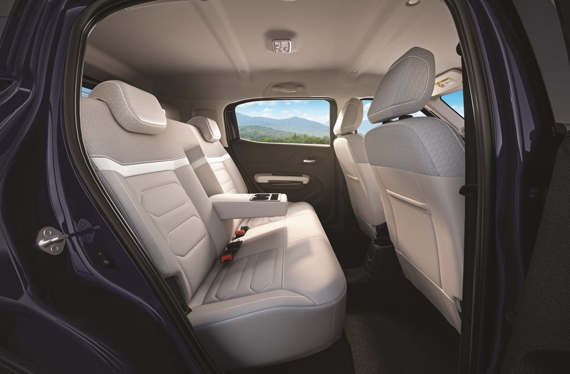 AR-AM-Citoren-Rear-seat-with-armrest-open-shot-v5 (1)