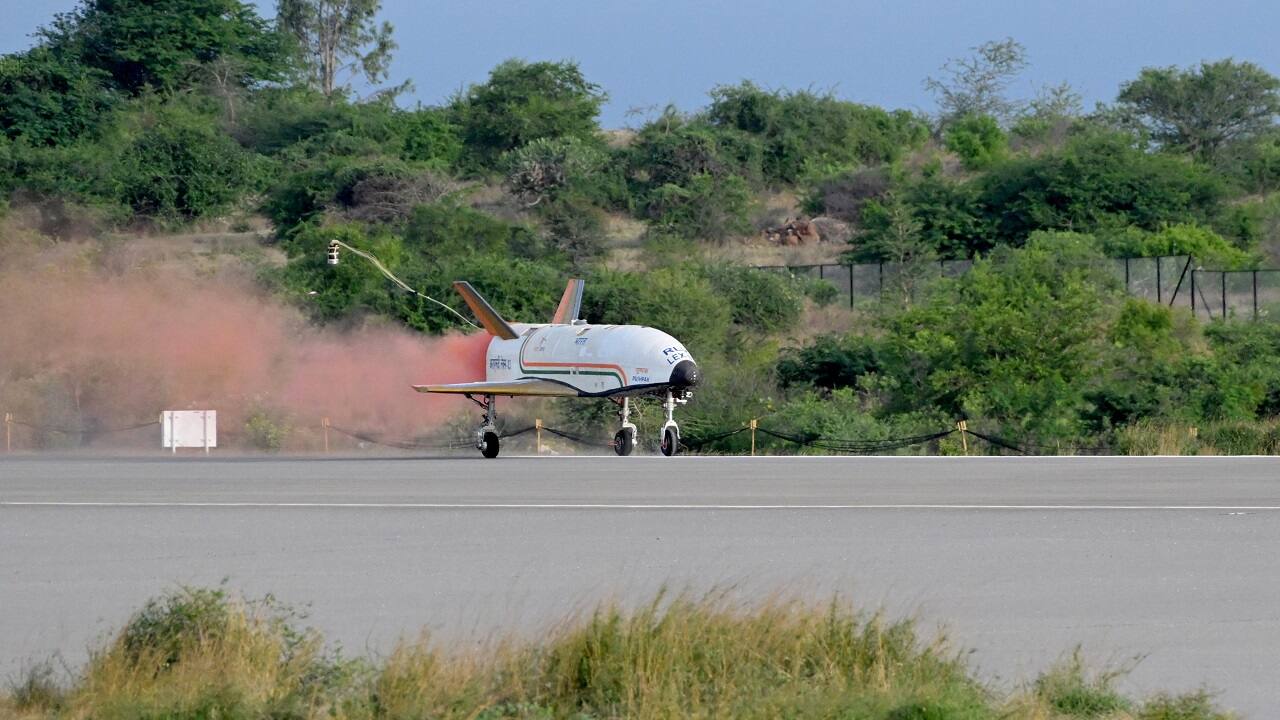  The winged vehicle, named ‘Pushpak’, was released from an Indian Air Force Chinook Helicopter at an altitude of 4.5 km.(Photo: ISRO)