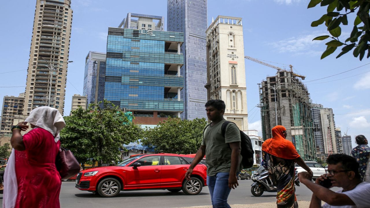 Switch to India’s longer-dated bonds extends as index date nears