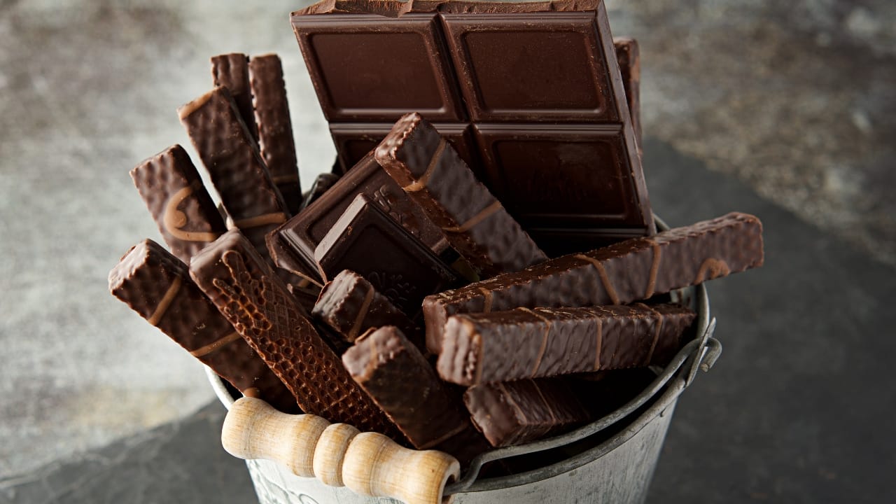 Dark Chocolate: Contains antioxidants and compounds such as theobromine and phenylethylamine, which can improve mood and increase alertness. Choose dark chocolate with higher cocoa content for maximum benefits. (Image: Canva)