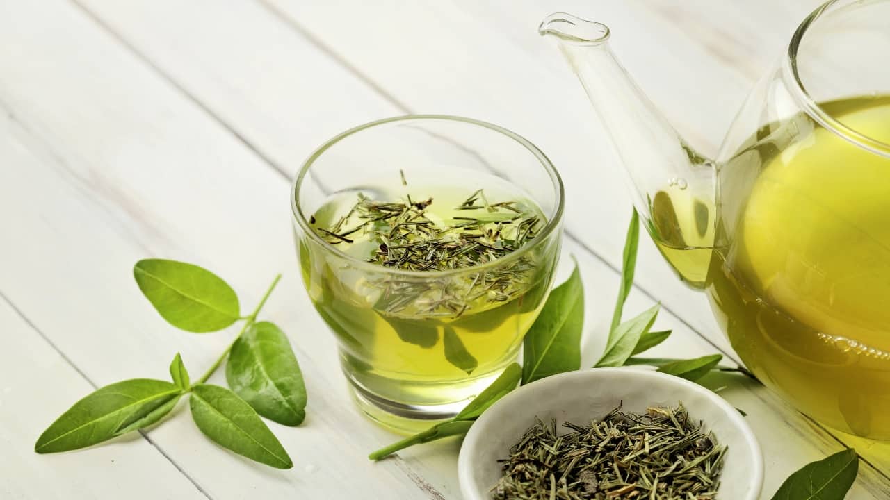 Green tea: Green tea is rich in catechins, a type of antioxidant that helps protect the skin from damage caused by UV rays and environmental pollutants. These antioxidants improve skin elasticity, reduce inflammation, and enhance overall skin appearance. (Image: Canva)