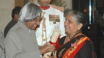Former President APJ Abdul Kalam presents the Padma Shri Award to Sudha Murty in 2006.