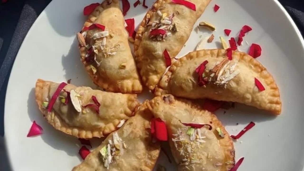 Quick recipe: Spicy Chicken Kheema Gujiya
