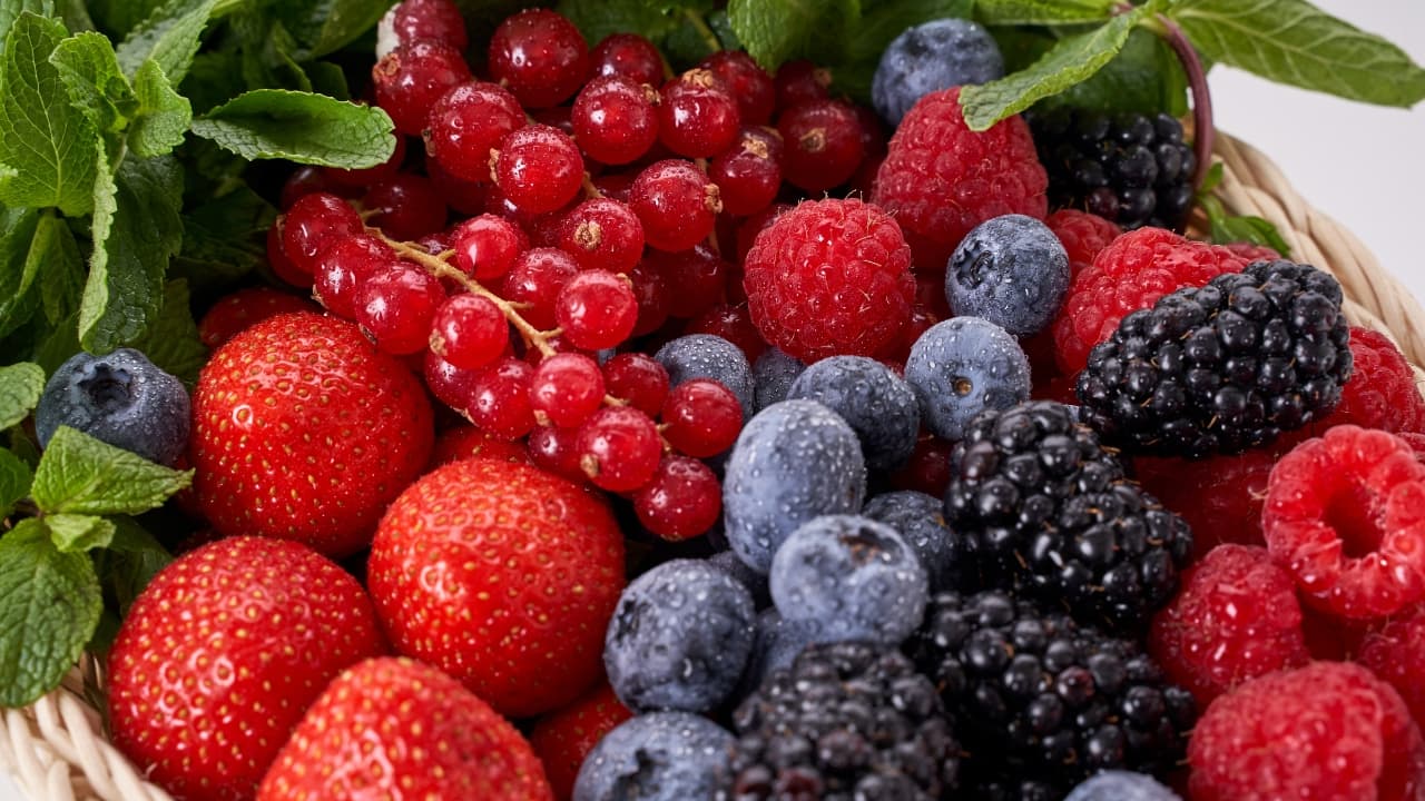 Berries: Berries, including blueberries, strawberries, and blackberries, are packed with antioxidants like flavonoids, anthocyanins, and polyphenols. These compounds reduce oxidative stress and inflammation in the brain. Studies suggest that regular consumption of berries can improve memory and cognitive function, as their phytochemicals protect brain cells from damage and enhance communication between neurons. (Image: Canva)