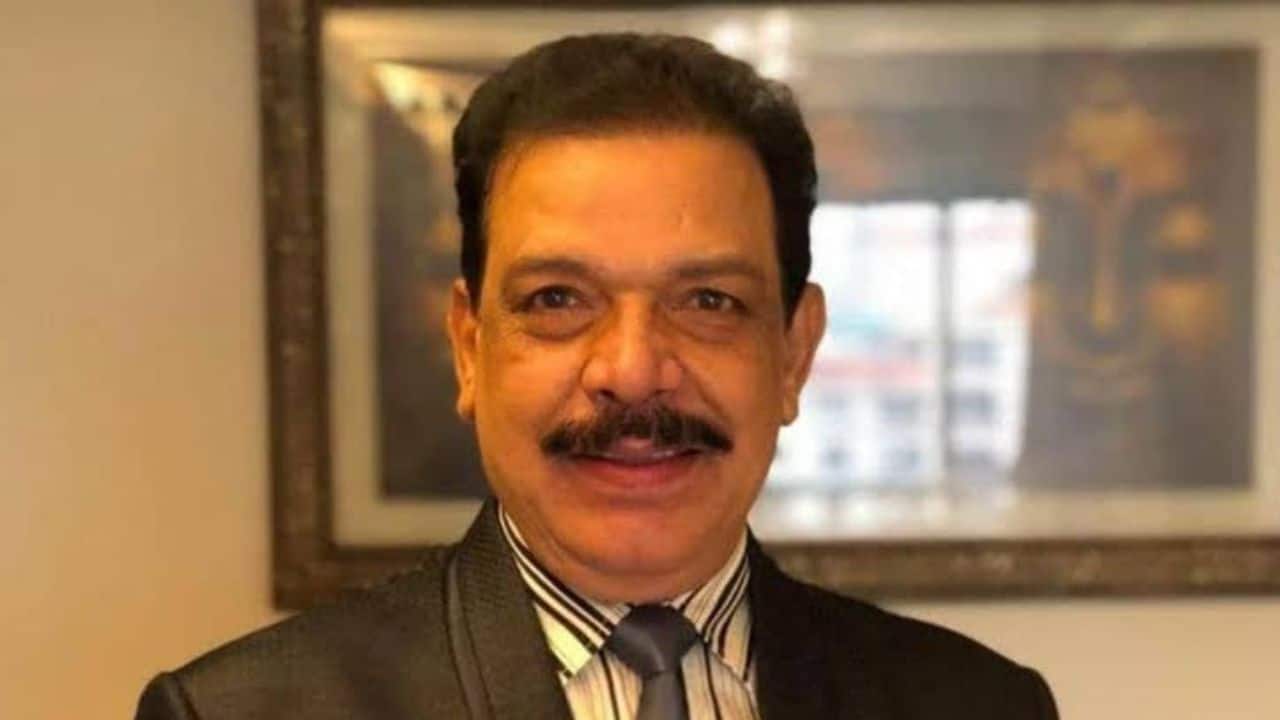 Shah Rukh Khan smokes and keeps working, Salman Khan doesn't interact much, reveals senior actor Govind Namdev