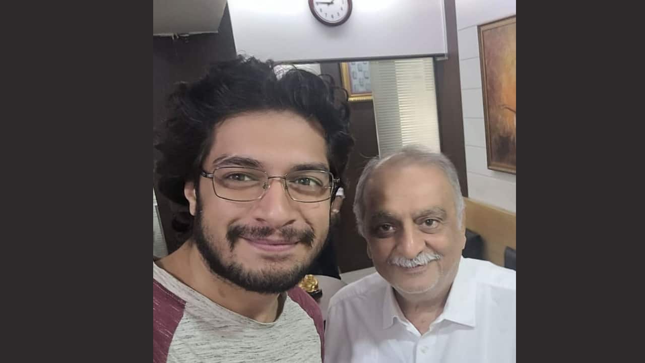 Junaid Khan shares heartwarming selfie with onscreen great grandchild of Karsandas Mulji Junaid Khan shares heartwarming selfie with onscreen great grandchild of Karsandas Mulji