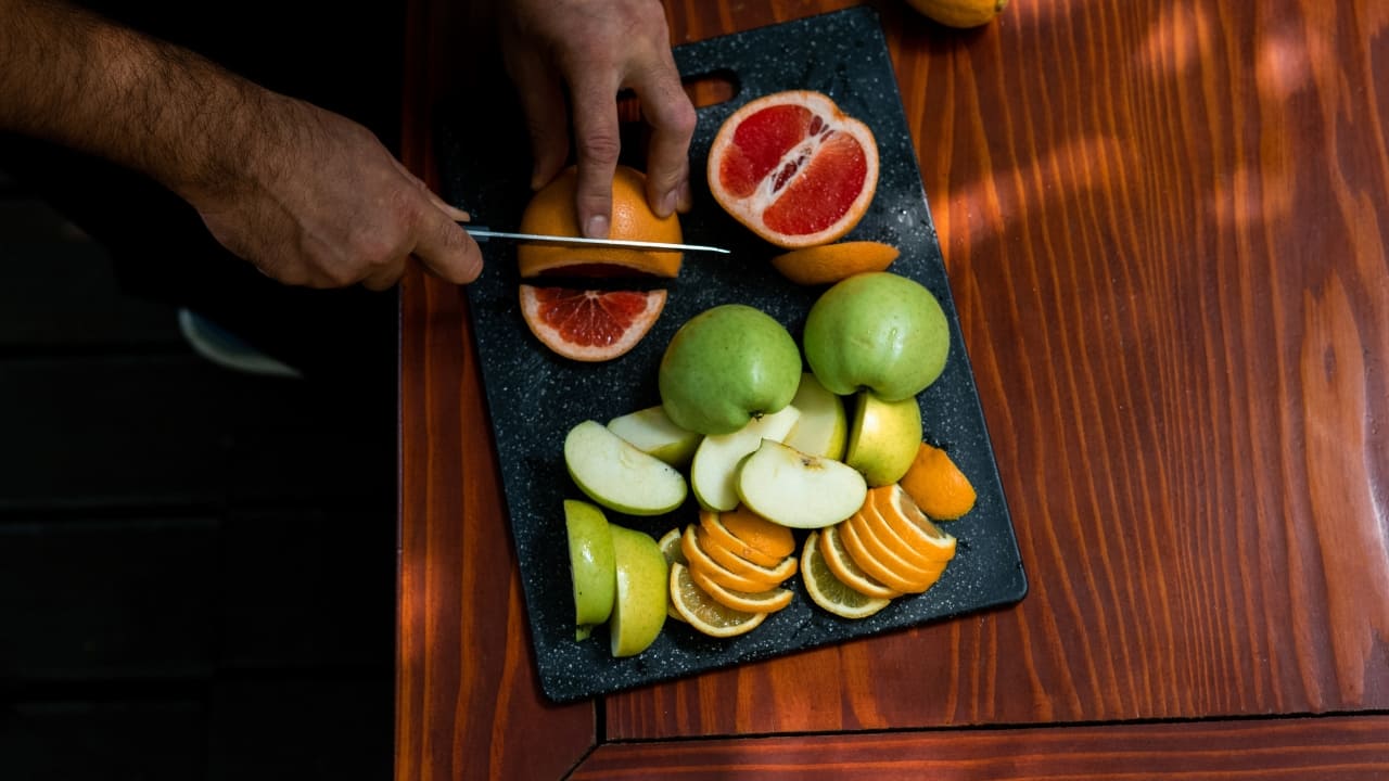 Unhygienic street foods to avoid in monsoon: Fruit chaat (Image: Canva)