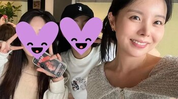 Ji Woo, beloved for her friendly nature and close relationship with her famous brother, received a warm welcome from the ARMYs.